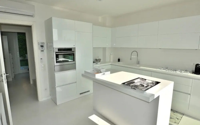 The White Apartment With Pool