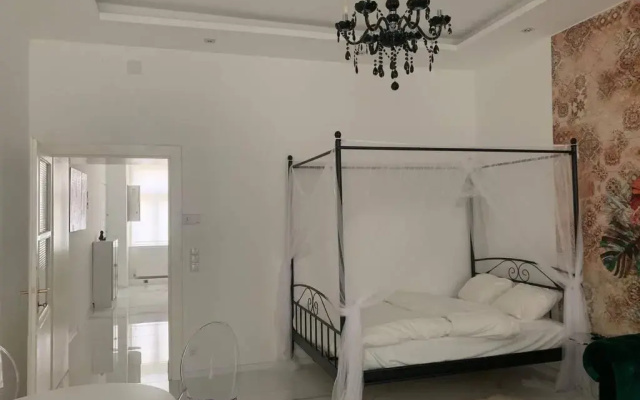 COOL City CENTER Apt. @ METRO and SHOPPING STREET