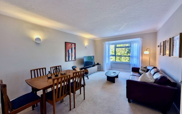 Charming Flat Near London Attractions