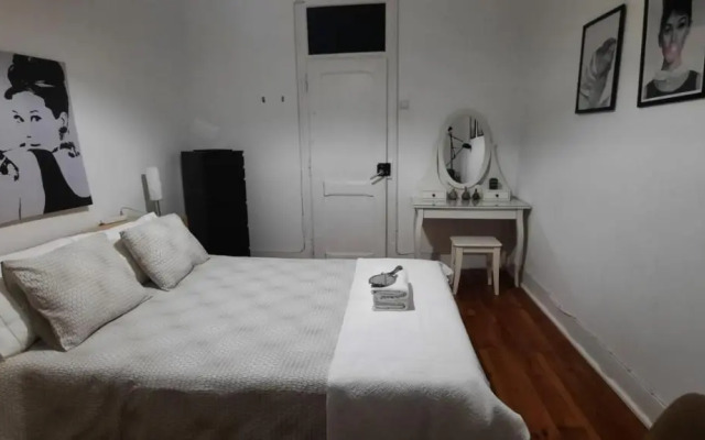 Sunny Terrace Apt, Close to Downtown! 2 Bedroom Flat
