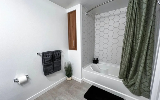 Modern Cosmopolitan APT Mid-hollywood Free Parking