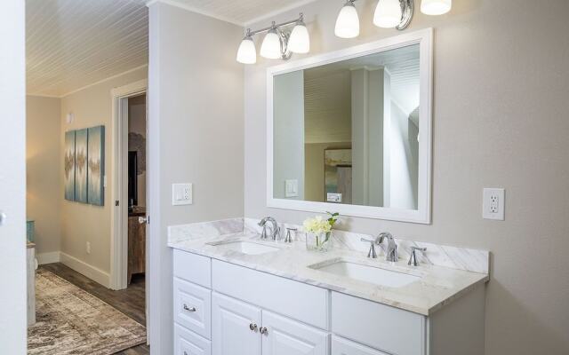 Couples Getaway | Walk to Unc | Free Cruiser Bikes