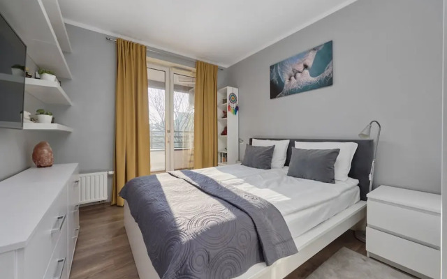 Lively Green Apartment by Renters