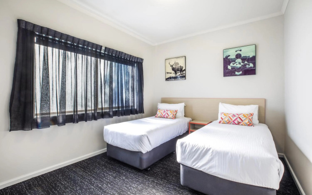 Nightcap at Monash Hotel – Guest Rooms – Melbourne
