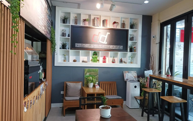 Double D Rooms & Cafe