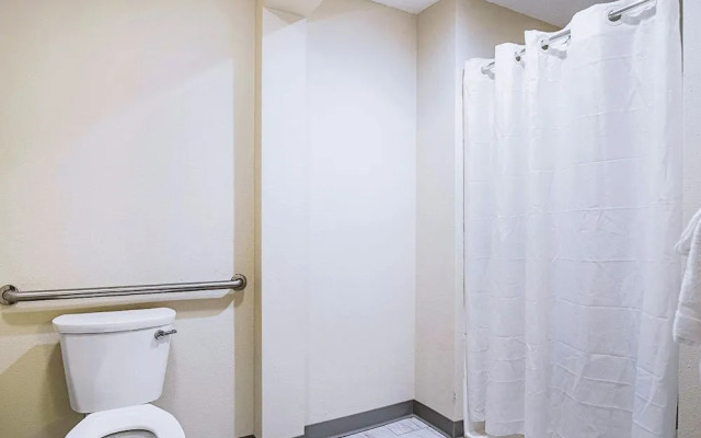 Norwood Inn & Suites Milwaukee