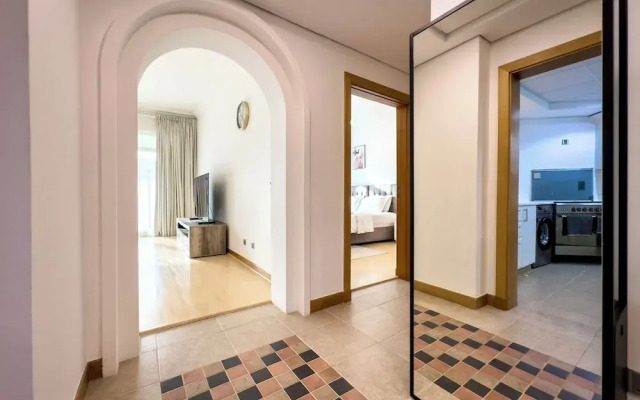 Bright 2BR Apartment with Garden View