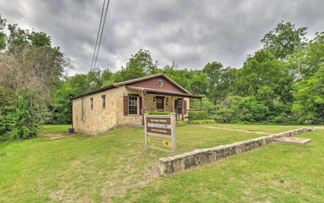 Pet-friendly Glen Rose Retreat w/ Screened Deck!