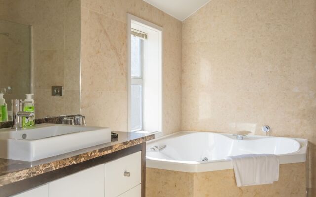 Luxury Lakefront Villa Queenstown