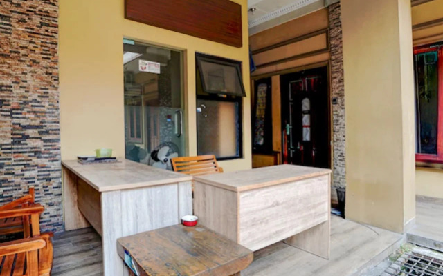 Hotel O Surabaya near Pelangi Park formerly D'best Kutisari