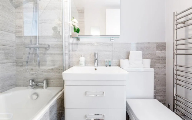 Stylish Riverview Apt with Roof Terrace