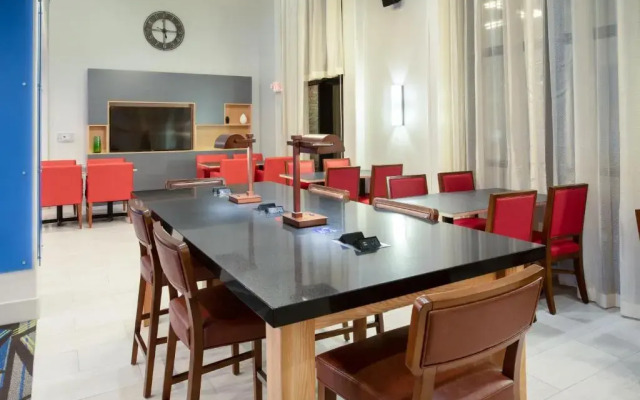 Holiday Inn Express & Suites Phoenix - Glendale Sports Dist by IHG