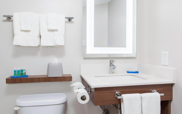 Holiday Inn Express & Suites Mississauga-Toronto Southwest by IHG