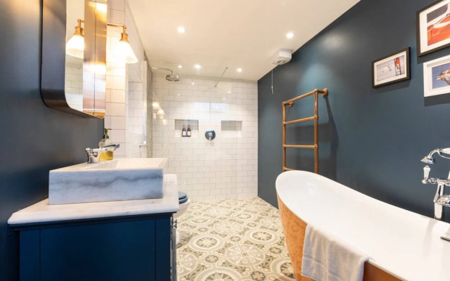 Stylish 2 Bedroom Converted Victorian Storefront
