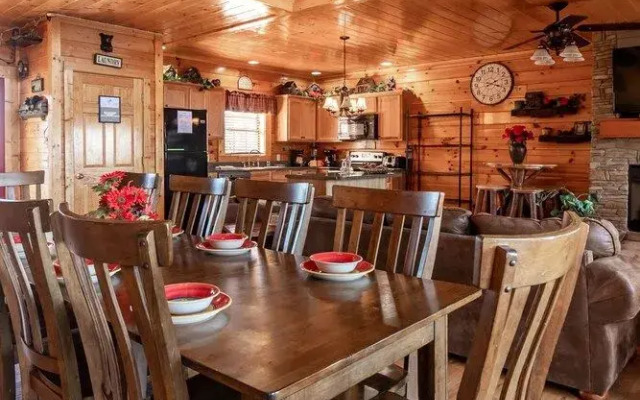 SmokyStays Bears Den Cabin