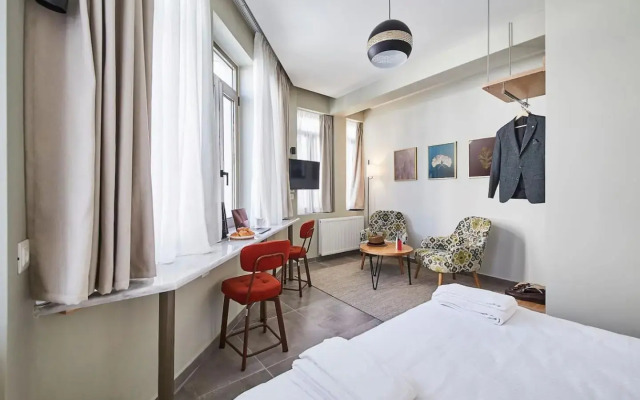 Be based near Acropolis, in an exquisite studio!