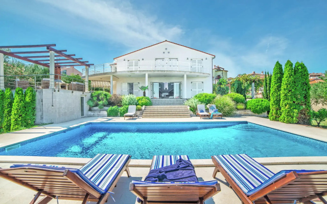 Spacious Detached Villa with Pool near Pula with sea View