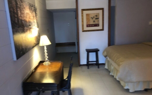 EdgeCliff Inn