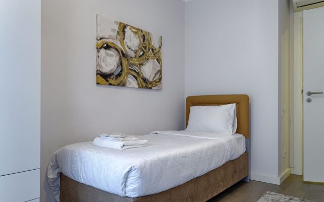 Gorgeous Central 2BR Condo w City Views