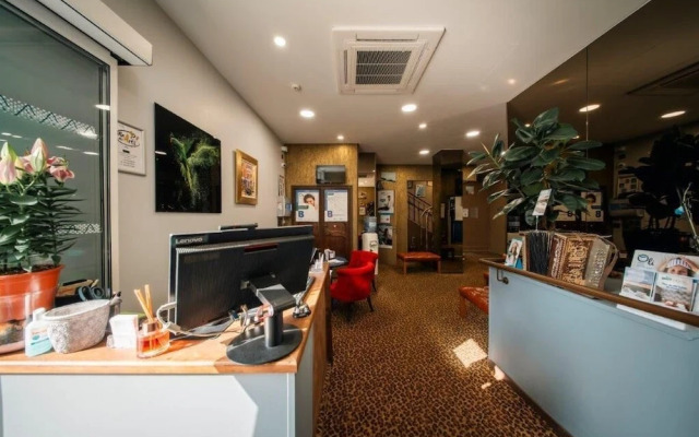 Brit Hotel Privilege Lisieux – La Villa Des Arts