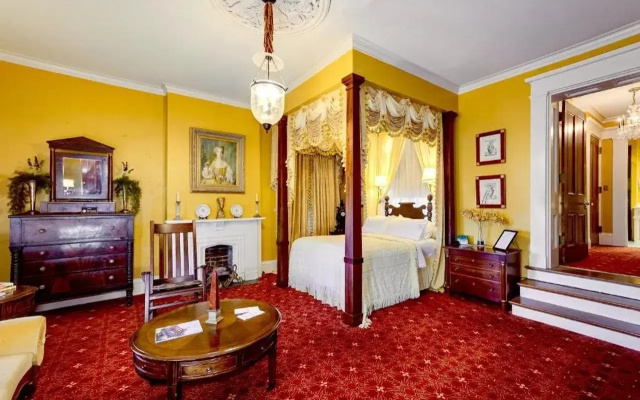 Anchuca Historic Mansion & Inn