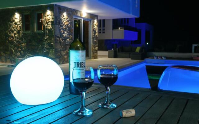 Villa Douglas - Private Pool, BBQ, 4Bdrms, View