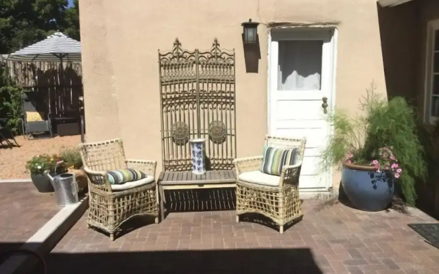 Artist Adobe - Blocks From The Plaza and Rail Yard, Southwestern Charm, Modern Touches