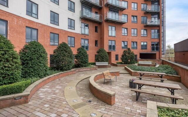 Stunning 2Br Waterside Apartment Close To Station