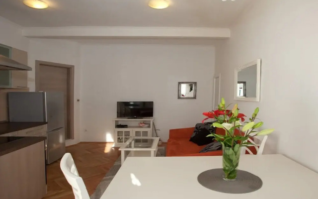 Modern apt With Large Garden & Parking in Center