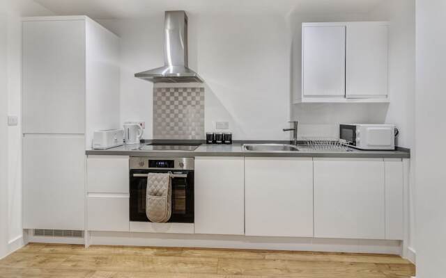 Central 1-bed Apartment in Slough Sleeps 3!