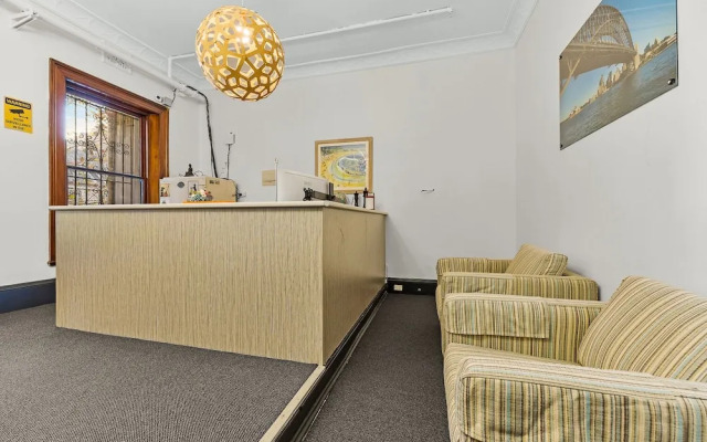London Plane Backpackers - Hostel