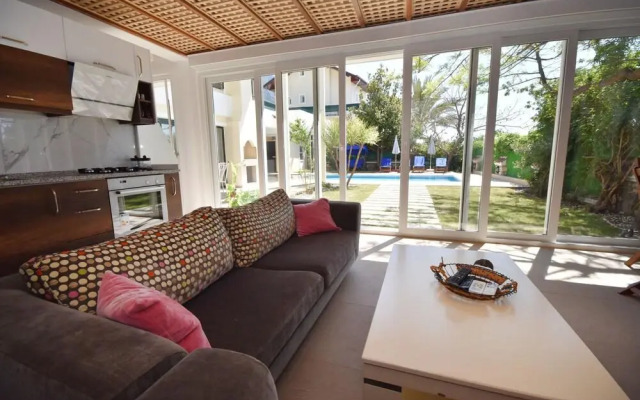 Villa Nail by Helaltatilvillari