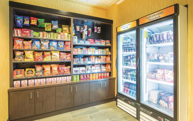 La Quinta Inn & Suites St. Louis Airport - Riverport