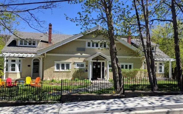 Leaside Manor by The Leaside Group