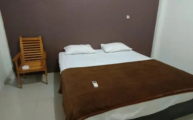OYO 92243 Fanilly Guest House MarabahanNearJembatan Rumpiang