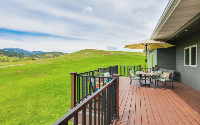 Spearfish Retreat w/ Fireplace + Mountain Views!