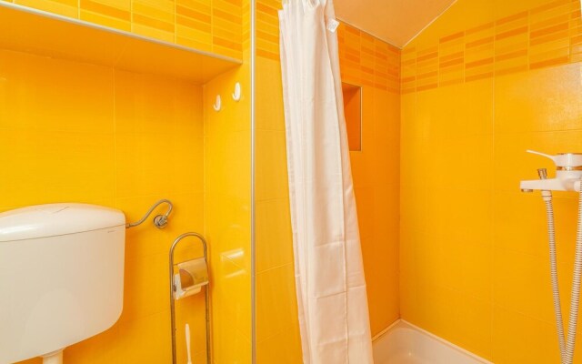 Beautiful Apartment in Vantacici With Wifi