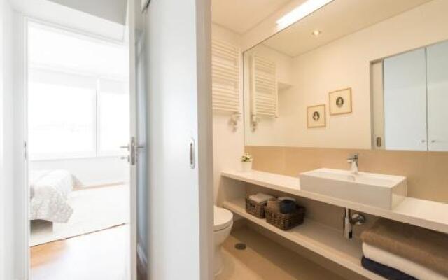 Elegant and Bright Apt Estoril by LCH