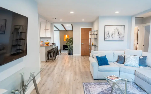 Upscale Upgraded Beautiful Spacious 3BR House in Encino Fully Renovated With Garage Very Large Fenced Yard Patio AT END OF Cul-de-sac p84