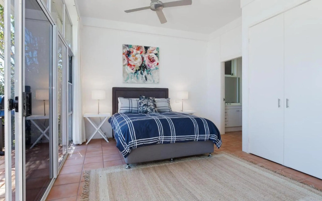'Corlette Waterfront', 2/44 Danalene Parade - Waterfront Luxury, WIFI, Aircon, Boat Parking – Guest Rooms – Corlette