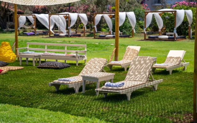 Chillos Beach Hotel & Lounge