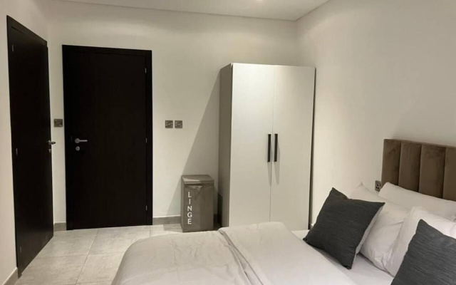 Fantastic Luxury Gem-5star Location, Pool, Gym