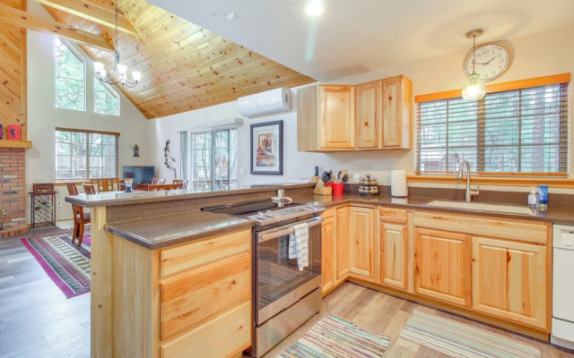 4 Mi to Lake: Pet-friendly Cabin in Pinetop