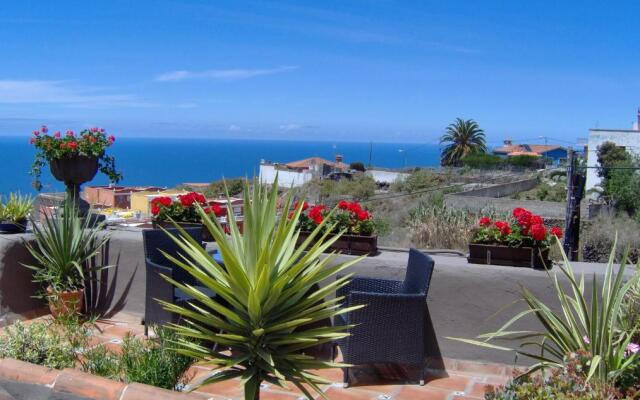 Rustic Holiday Home With Balcony and sea View