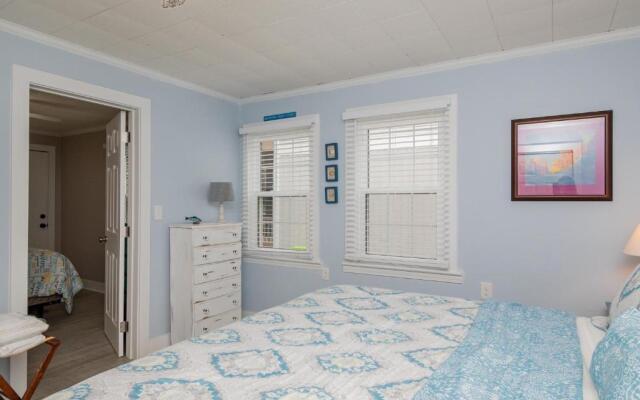 Bill's Place by Oak Island Accommodations