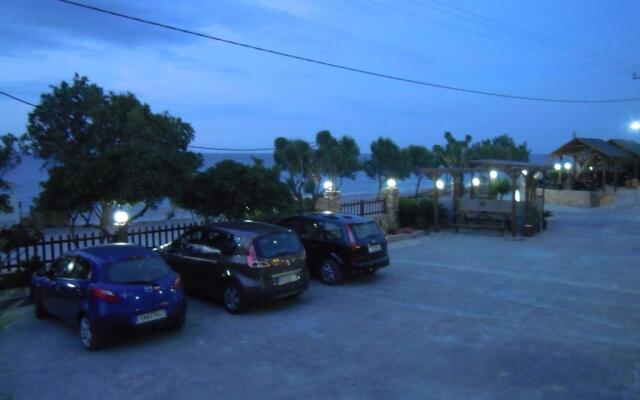 Almirikia Apartments & Rooms