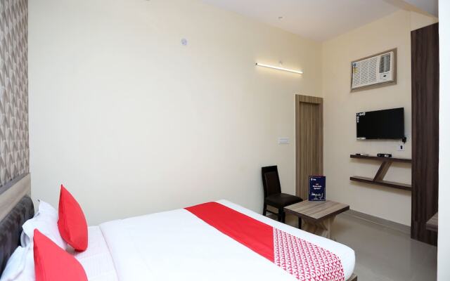 OYO Flagship 11549 Crystal INN