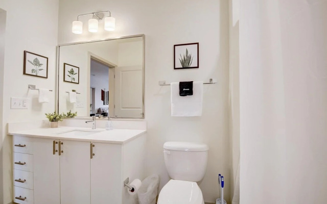 FRONTDESK Main & Clay Apts Butcḣertown Louisville