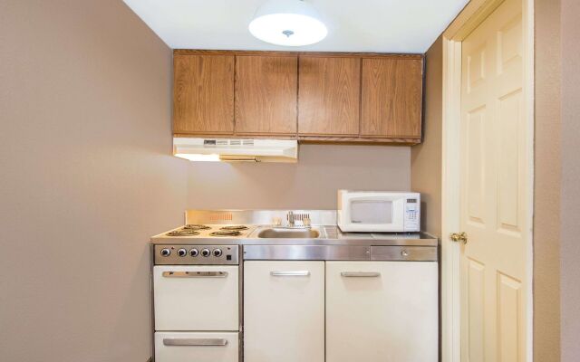 Red Roof Inn & Suites Marysville