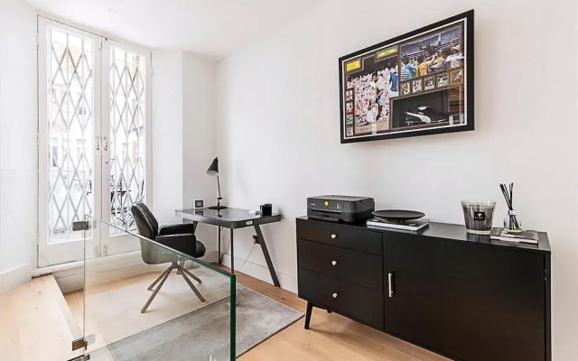 Elegant South Kensington Retreat w/ Outdoor Spaces